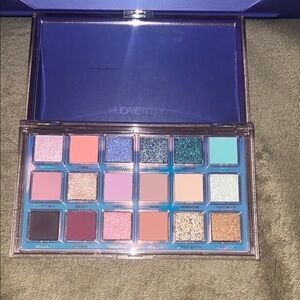 HUDA BEAUTY Pink and Blue Eyeshadow Palette Vibrant Collection